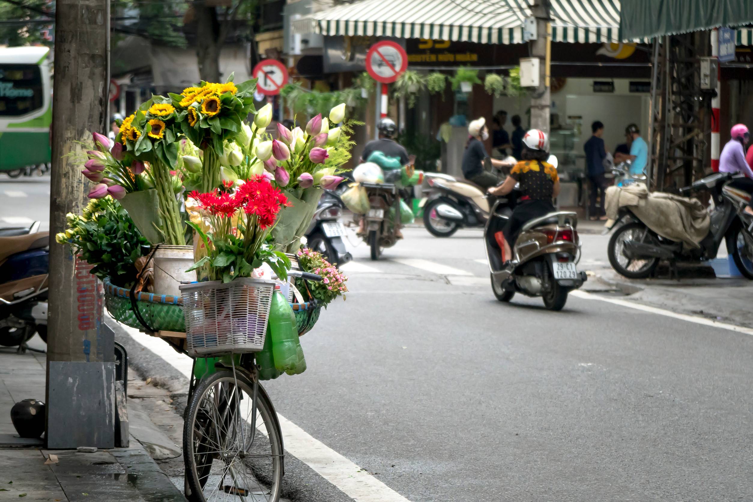 The street vendor sells flowers on the bicycle in the The street vendor sells flowers on the bicycle in the